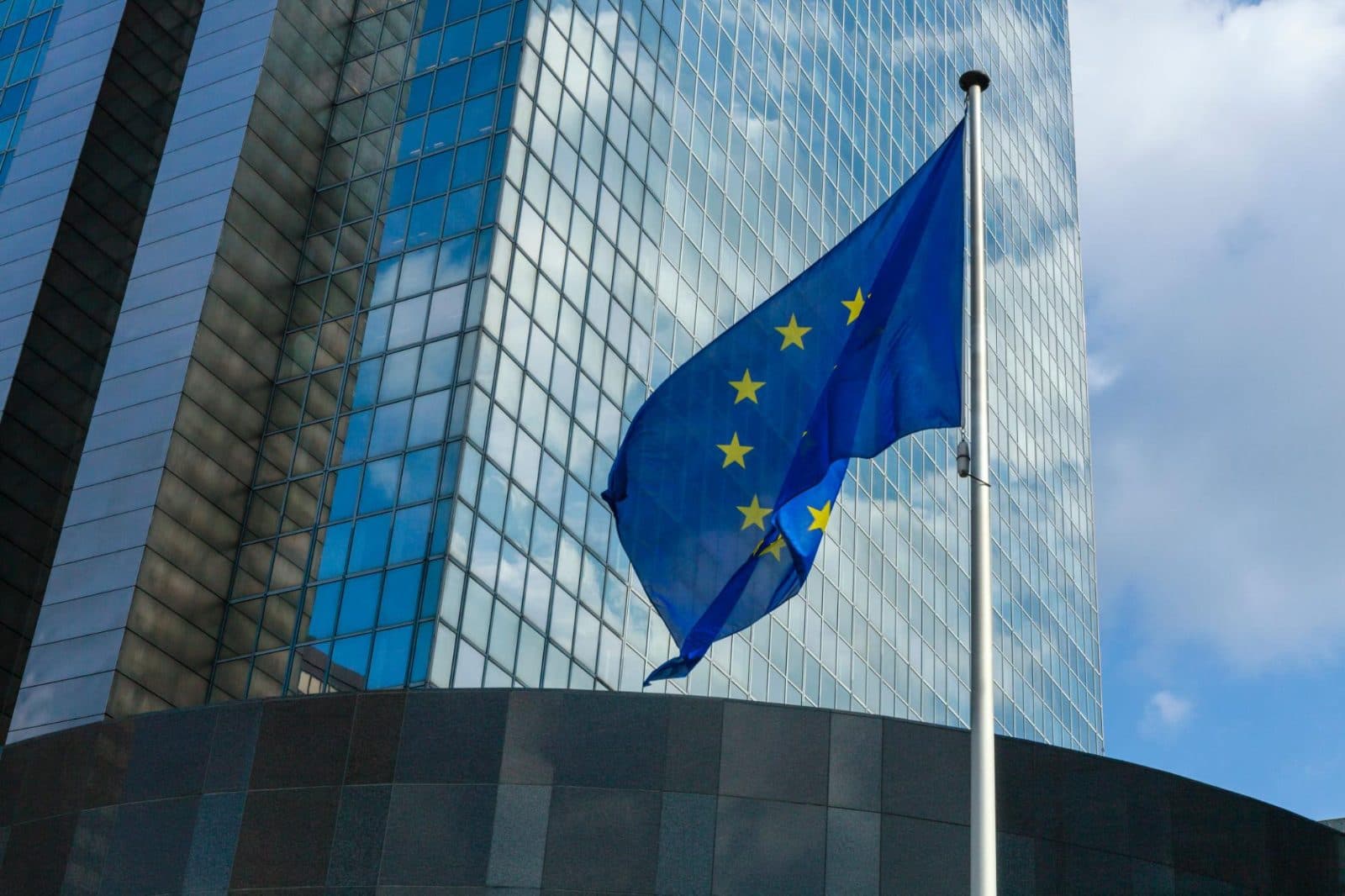 De Europese Verordening inzake Overheidsopdrachten: And now for something completely different?
